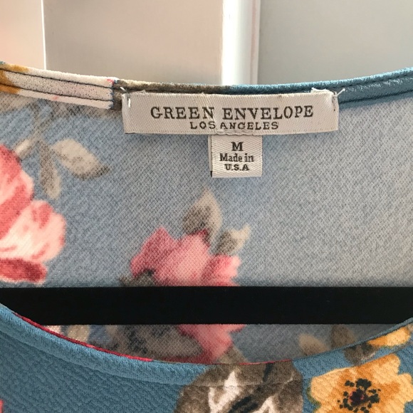 Floral with blue background Women’s top size M - Picture 3 of 4